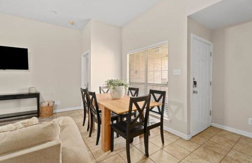 Near Texas A&M, Spacious Living Room, 4 Queen Beds - Foto 16