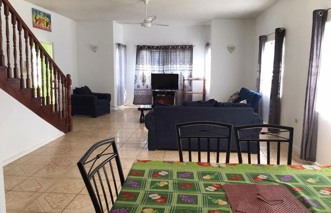 Beautiful 2-bed Apartment in Sunny Jamaica - Photo 7