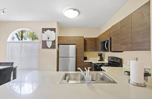 Lovely & coxy 2BR/2BA! 5MIN to Disney! - Photo 31