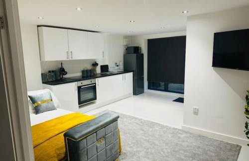 Perfect 1 Bed Apartment Sleeps 5 1 Kingsize bed 1 double Sofabed & Foldable Single bed Free Parking Wifi good transport network shopping Holiday Makers Families Contractors in North London - Photo 30