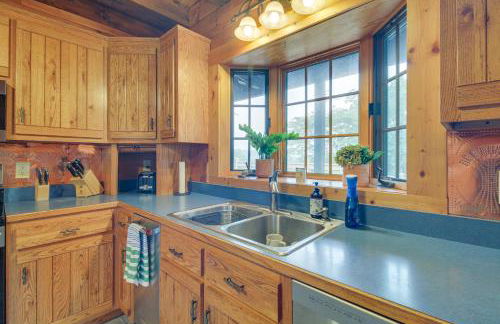 Peaceful Raphine Cottage with Deck and Fireplace! - Foto 8