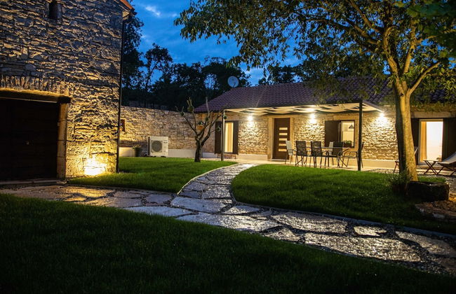 The Poolside Stone House in Bale - Foto 27