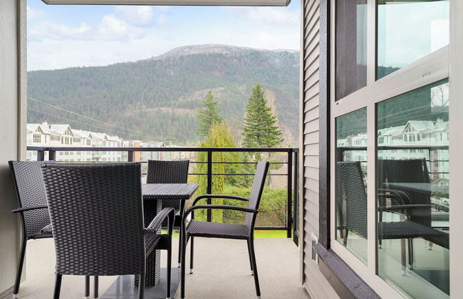 Rooftop Paradise Luxe 2BR Lake Views - Photo 29