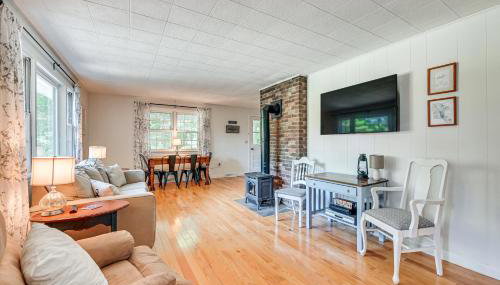 Becket Home with 3-Season Porch Walk to Lake Access - Foto 4