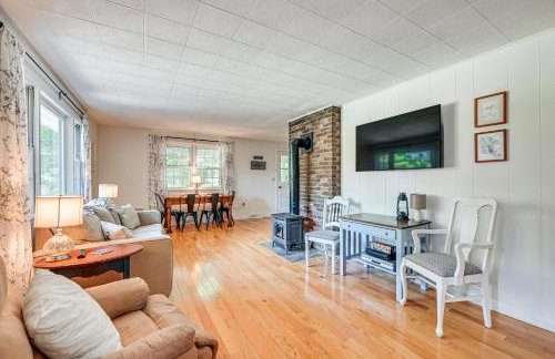 Becket Home with 3-Season Porch Walk to Lake Access - Foto 4