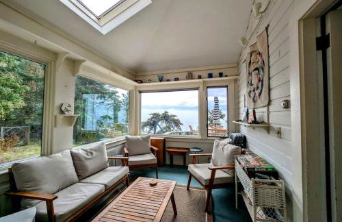 Spacious Waterfront Cottage with Private Beach and Deck, Near Acadia National Park in Hancock Point, Maine - Foto 3