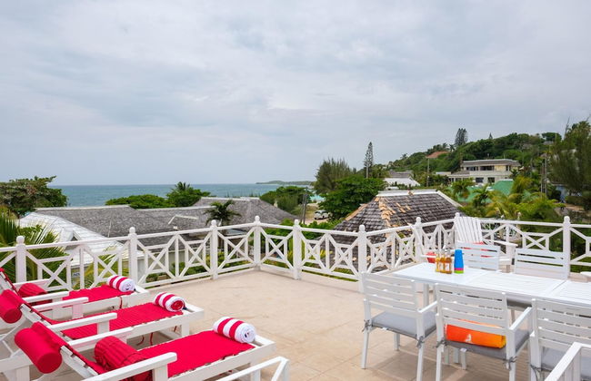 Dreamin Villa - 3 B R Beachfront w Staff - Photo 7