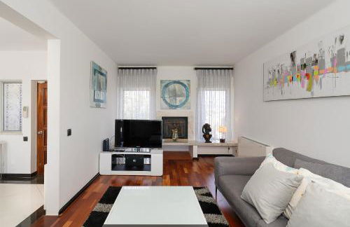 Deluxe 4BDR House W/ Pool by LovelyStay - Photo 11