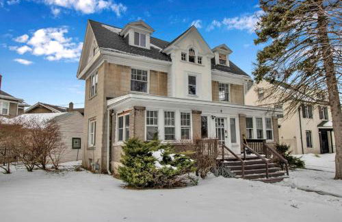 Spacious 4BR Near UB Niagara Falls - Pet Friendly - Photo 2