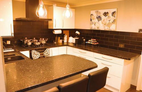 Heathrow Modern House with Parking & Fast WiFi - Foto 60