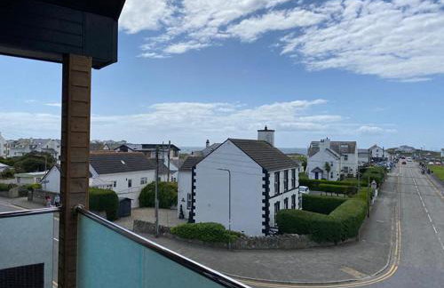 1 Y Bae - Top Floor Apartment - Photo 8