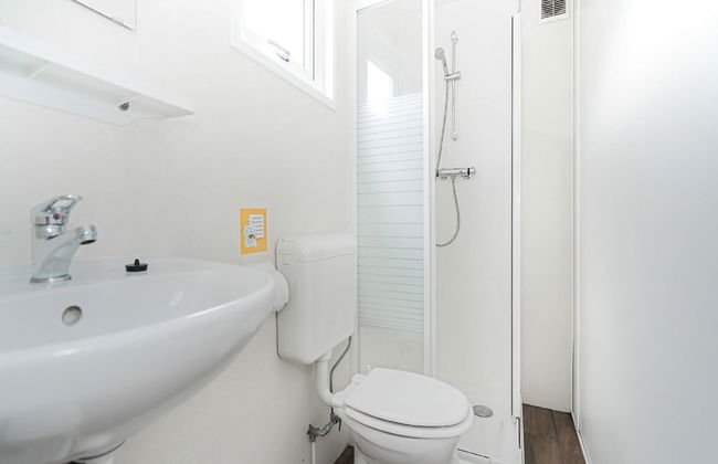 Chalet in Holiday Park With Private Terrace - Photo 4