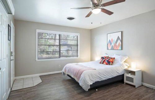 Piney Woods I Ping Pong I By SHSU I TV I Sleeps 11 - Foto 7