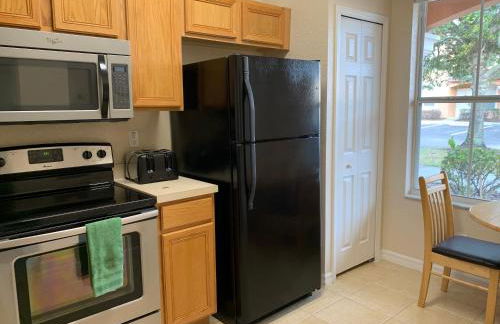 Spacious 4 BR Townhouse with 2 King Size Master Bedrooms, 3 miles to Disney, Free WiFi and Free Parking - Foto 28