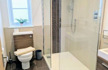 Coastal Whisper Sleeps 10 with Parking - Foto 16