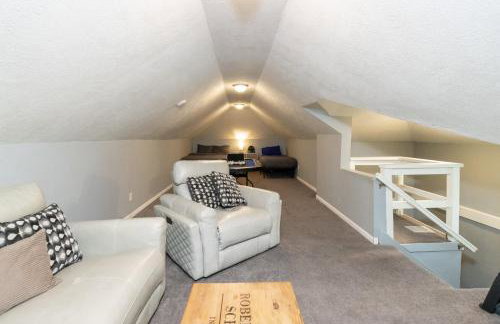 5 Bedroom 3200 Sq Ft House for Downtown Travelers - Photo 52