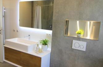 Großes Apartment mit Küche, Dusche, Badewanne, Balkon, Parkplatz vor dem Haus, ruhig gelegen, ADA4 - Foto 29