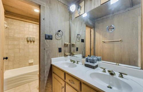 Spacious Ranch Style Home w Cinema Room - Foto 35