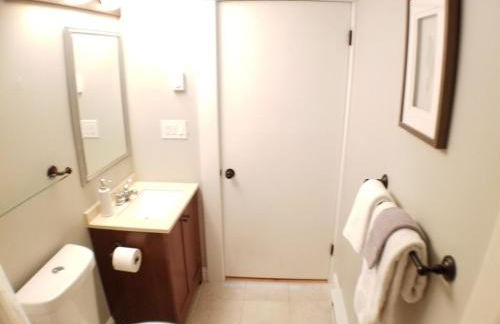 Bright Front Facing Unit - Private Front Farmers Porch - Foto 20