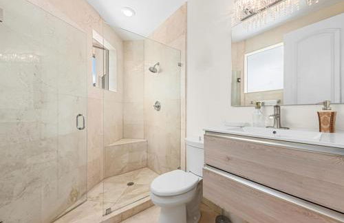 Near the Beach • Pool & Jacuzzi • Waterfront Villa - Foto 61