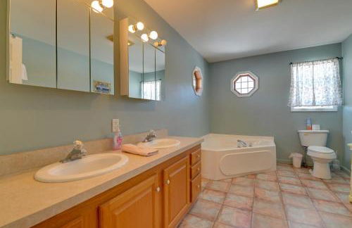 Waterfront Lake George Retreat with Shared Dock - Foto 11