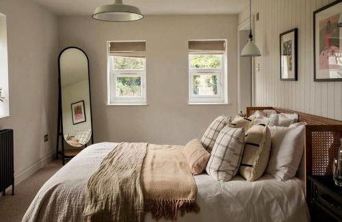 Luxury coastal retreat with sea views - Photo 15