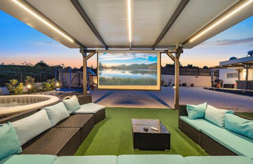 Villa VERONICA with CINEMA PROJECTOR by the HEATED POOL and JACUZZI - Foto 6