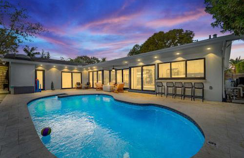 Resort Style Backyard Heated Pool Hot Tub Fire Pit - Foto 1