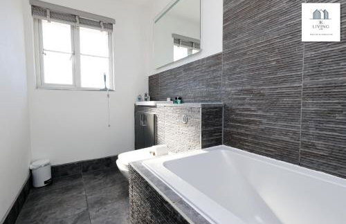 Spacious 3 Bed Home In The Heart Of Bridgend - By EKLIVING LUXE Short Lets & Serviced Accommodation - Foto 29