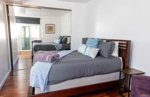 Chic SD Basecamp - Walk to Downtown - Foto 30