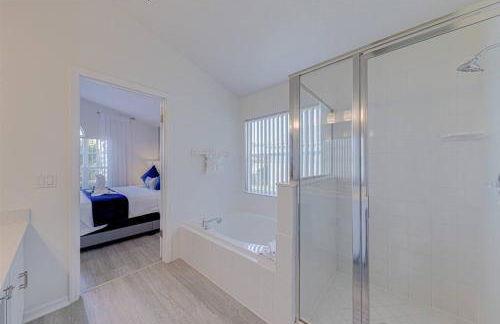 580 - Stunning Renovated Home with Large East Facing Pool Deck Overlooking Preservation Area and Games Room - Foto 32