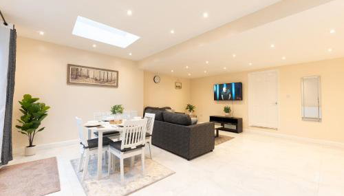 Spacious 4BR Home Walk to Station Parking - Pass the Keys - Foto 2, Other