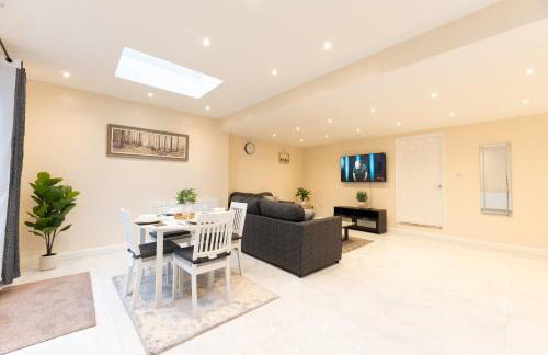 Spacious 4BR Home Walk to Station Parking - Pass the Keys - Foto 2