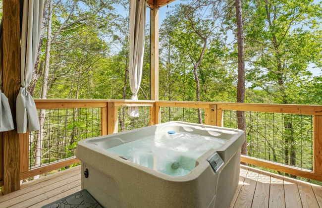 Romantic Cabin Retreat By Ghosal Luxury Lodging - Photo 14