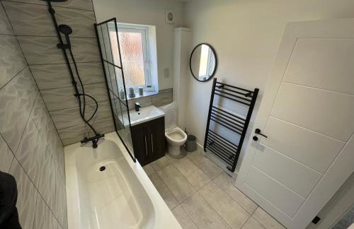 Brand New High Spec House with Parking & Wi-Fi By Home Away From Home - A - Foto 24
