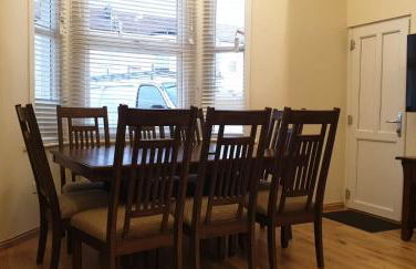 London Luxury 3 bedroom flat, 2 bathrooms, Living Room, free parking, 4 mins to station, garden - Foto 13