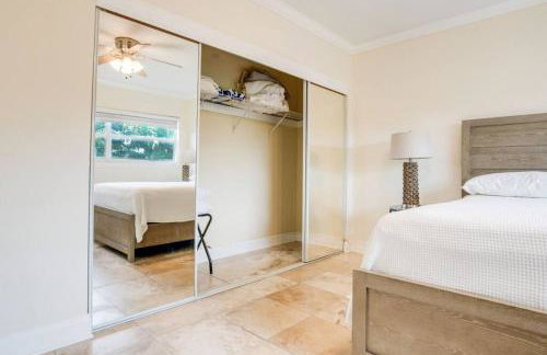 Intracoastal Oasis in a Prime Area w Pool and BBQ - Foto 15