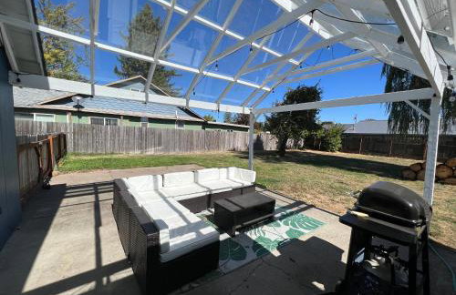 Main St New with AC Monthly stays Charming Cottage KING BED - Foto 44