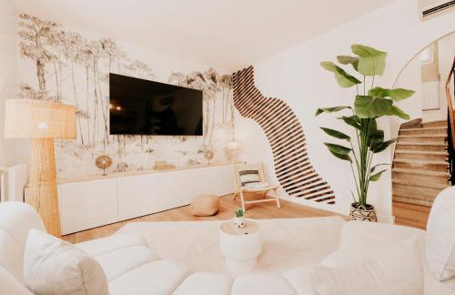 Spacious 5-Bedroom Home with Terrace, Air Conditioning and Parking - Photo 1