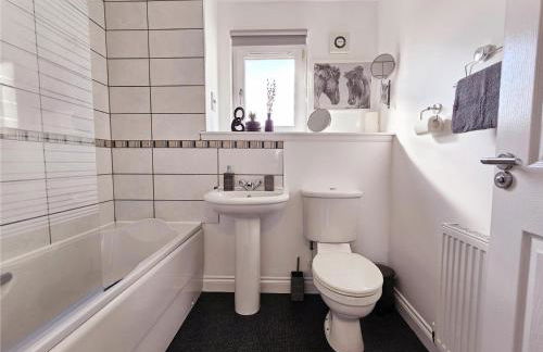 Modern 5 Bedroom Townhouse with Free Parking - Foto 50