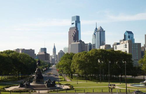 Main Line Manor 3BR with King Beds & Patio & Backyard - Foto 43