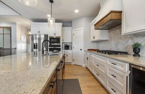 Accessible Lakeside Luxury at the 45mm w/ Private Dock, Sunset Views & More - Foto 15