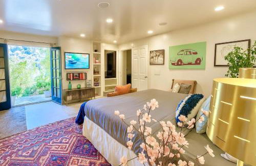 Hollywood Hills Spa Retreat Oasis with Tree Top Views, Private Jacuzzi Style Tub, Steam Room, Magical Half Acre Acre Garden and Patio, Free Parking for 2 cars, in LA's most Serene, Central Desirable Area - Foto 16