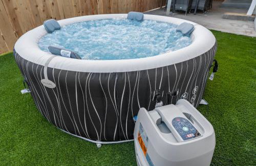 Entire Private Home with 4 Bedrooms 2 Bathrooms, Hot Tub, King Bed, 80 TV, Gated Yard, Ranch Style, Available Now - Foto 7