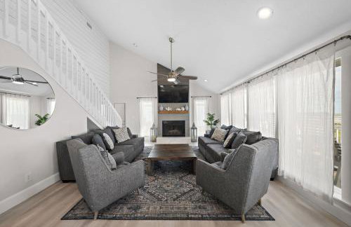 Oceanfront home with pool, large decks, fire pit and private walkover to the beach - Foto 3