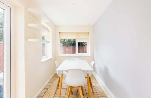 4-Bed Home for Contractors - Parking - Walk to Hospital - Foto 8