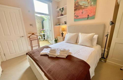 Luxury King-Bed EnSuite with Quiet Private Patio - Foto 20