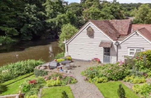 The Studio, spacious riverside property in Ludlow with private parking - Photo 1