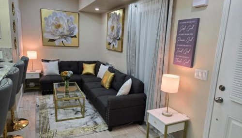 This luxury basement is the perfect getaway - Foto 5