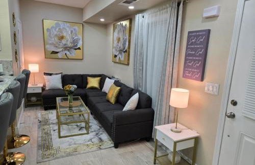 This luxury basement is the perfect getaway - Foto 5